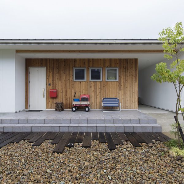 隣家とほどよい距離感を保つ「くの字型」の住まい